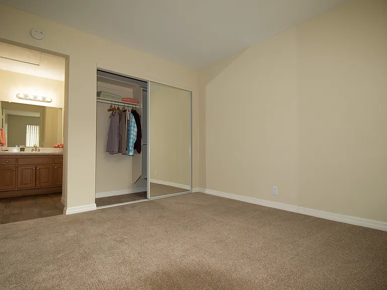 Gold Coast Apartments — Photo 42