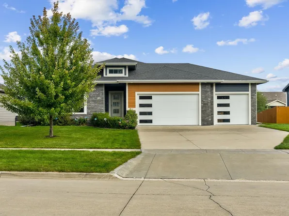 1021 Cardinal Dr, Polk City, IA 50226