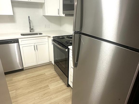 Quartz kitchen w/ SS appliances.