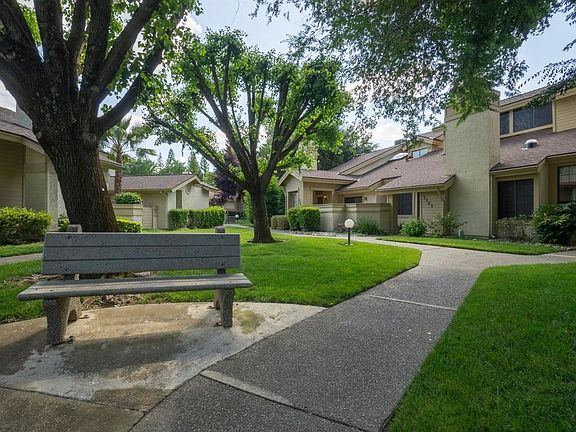 3rd image of 7547 Creekridge Ln