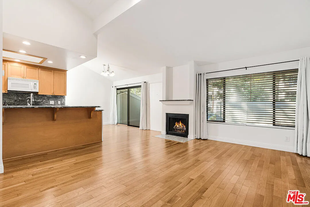 2 bed, 2.0 bath, 1057 sqft, $4,600 — Photo 4