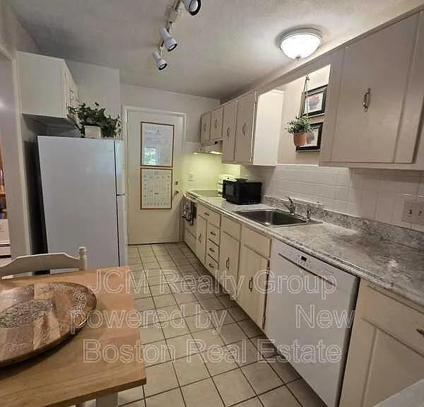 276 Albion St — Photo 1