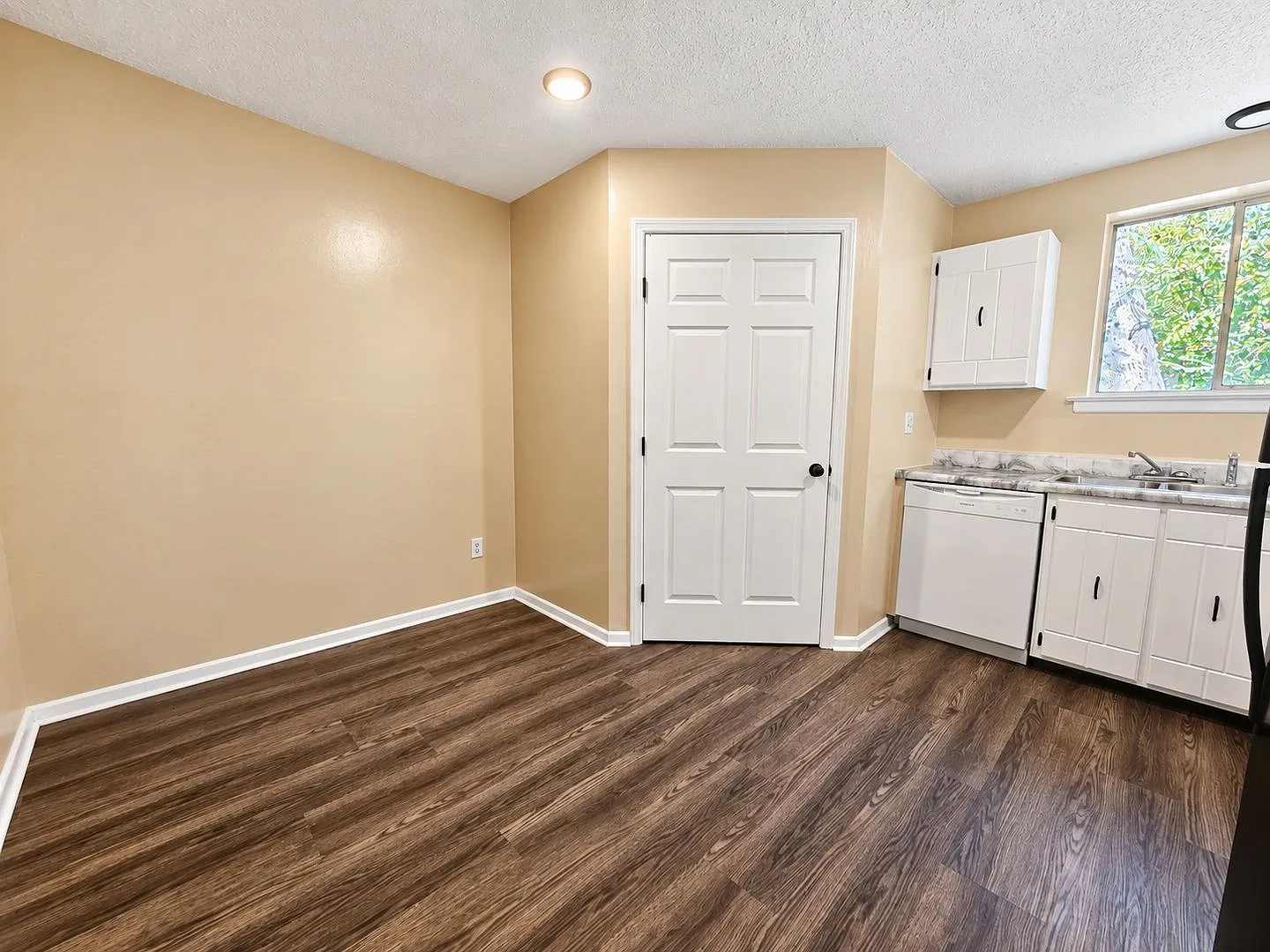 2 bed, 1.0 bath, $995 — Photo 4