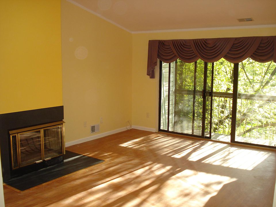 1st image of 320 Bromley Pl