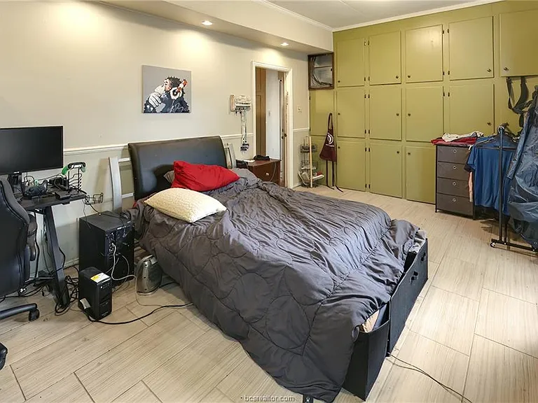 305 Brookside Dr W — Photo 36