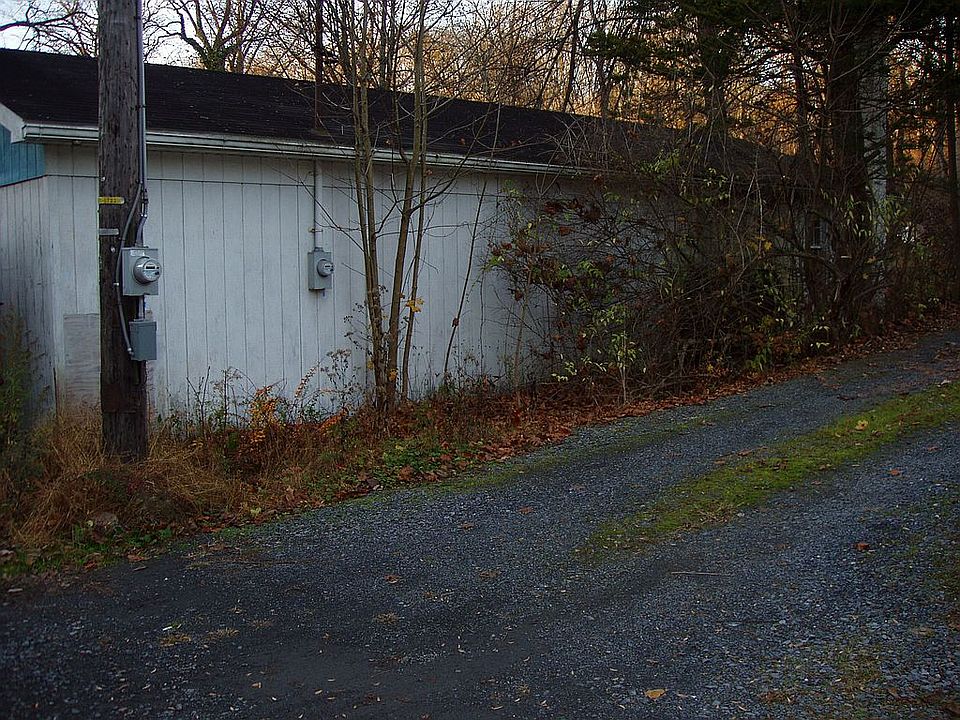 2nd image of 910 N Main St