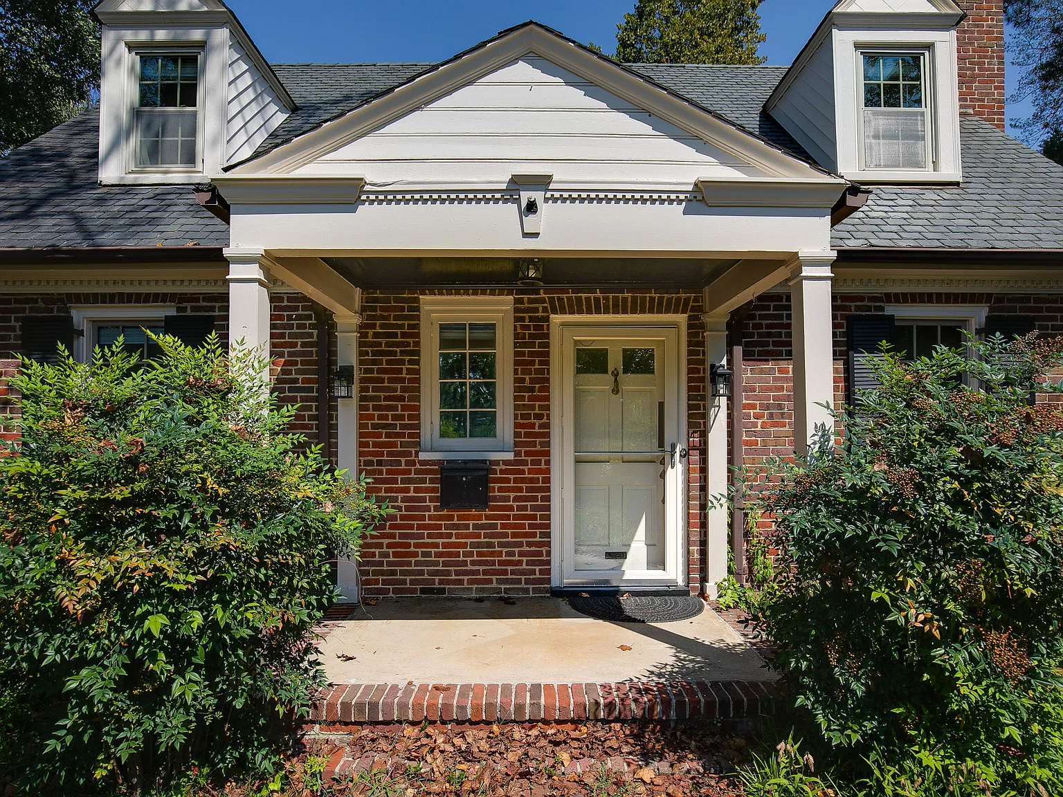 4 bed, 2.0 bath, 2300 sqft, $3,350 — Photo 3