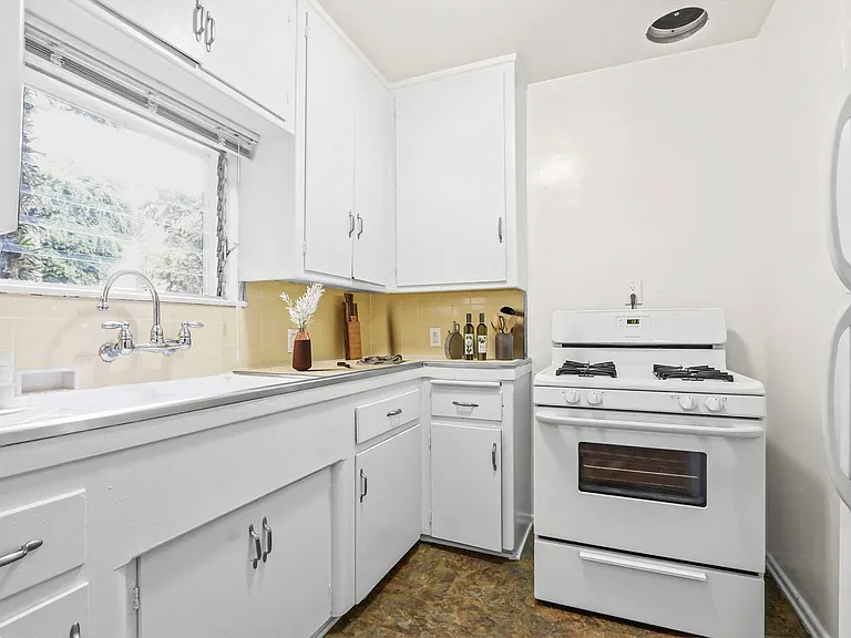 Hayworth Avenue Apartments — Photo 6