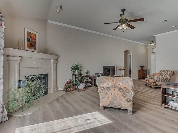 4th image of 2209 Bruckner Dr