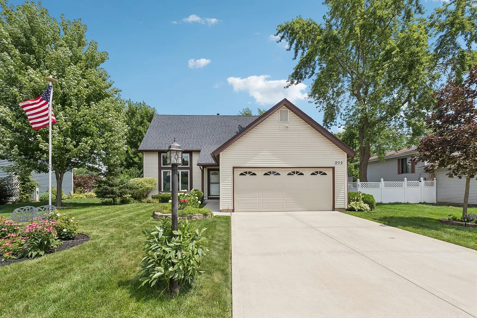 205 Plymouth Dr photo 1
