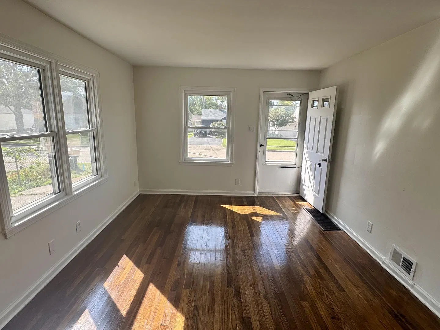 205 W Conron Ave — Photo 4