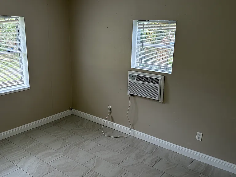 1025 Rose Ave — Photo 2