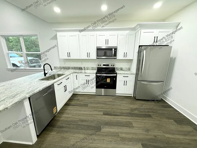 306 Hickory Trl — Photo 4