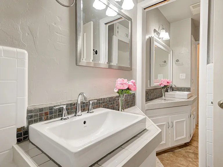 4616 N Harvey Pkwy — Photo 26