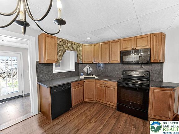 5th image of 2427 Forest St
