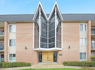 1056 N Mill St APT 203, Naperville, IL 60563