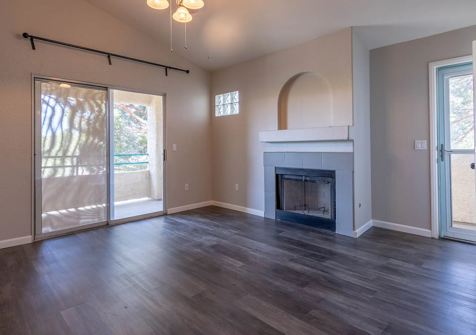 Spectacular 2bed/2bath Condo In Henderson! — Photo 3
