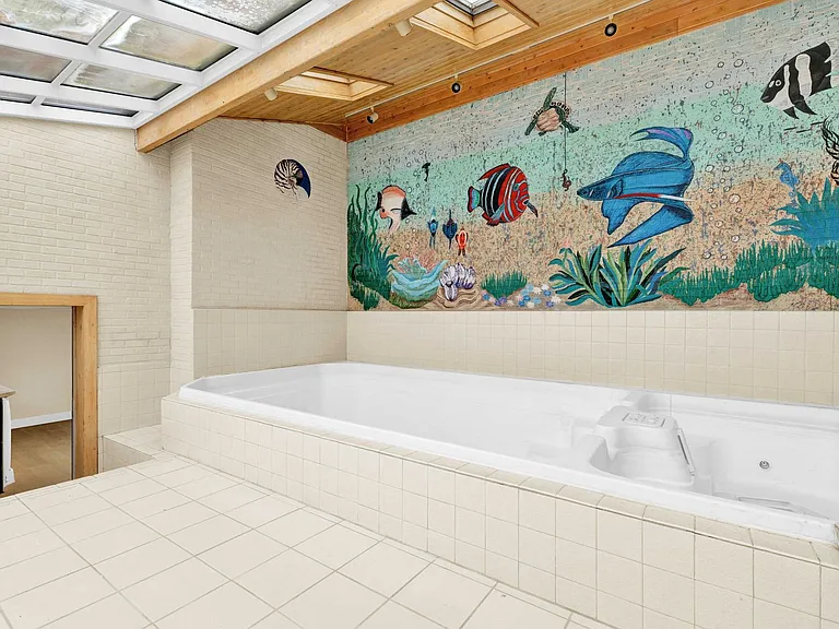 915 James K Blvd — Photo 35