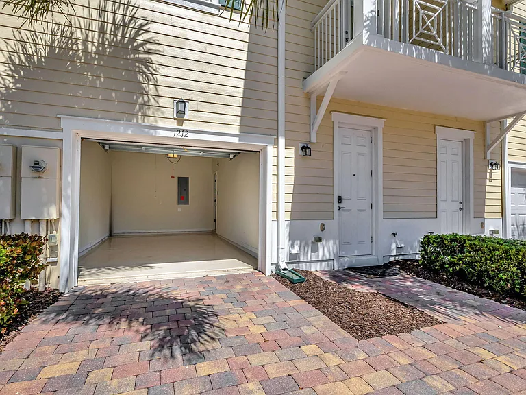 1212 S Community Dr — Photo 32