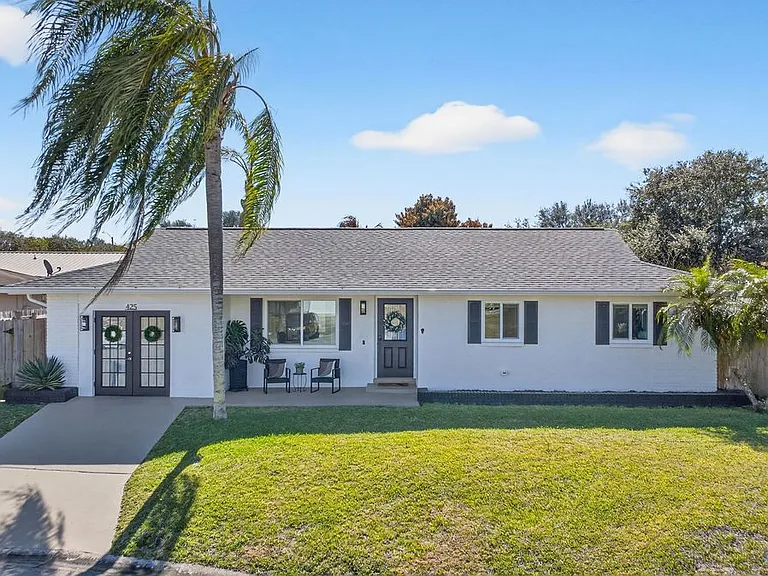 425 Via Valencia Ct — Photo 1