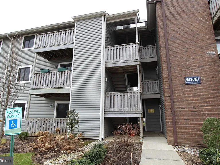 5015 Ravens Crest Dr — Photo 1