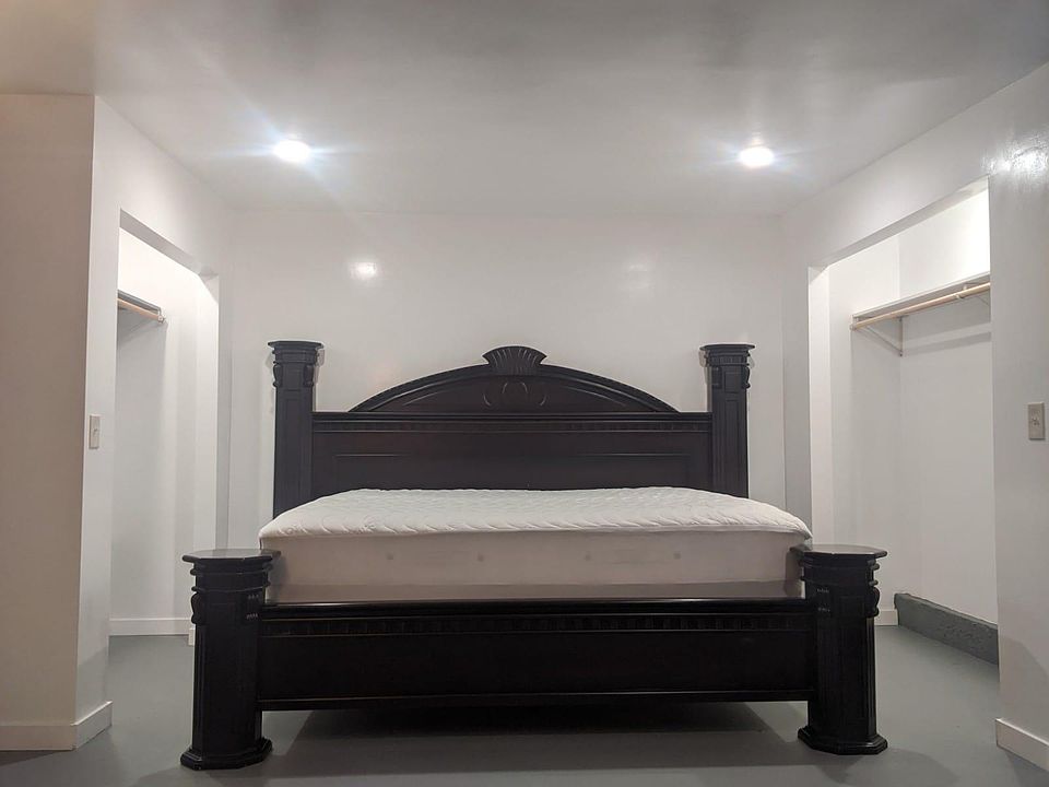 California King size bed with two big closets