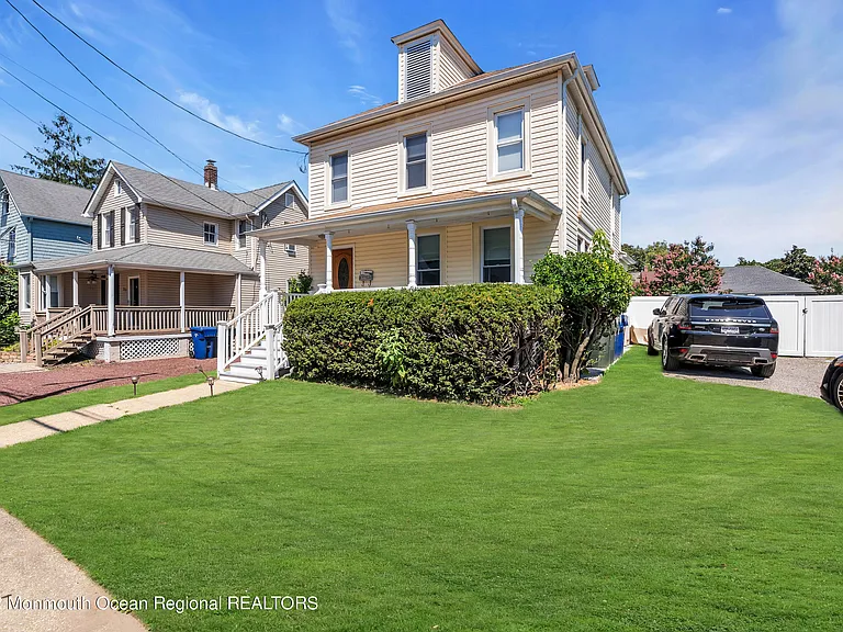 325 Roosevelt Ave — Photo 2