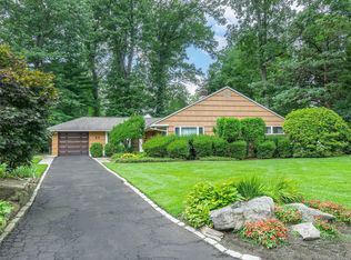 7 Appletree Ln, Glen Cove, NY 11542