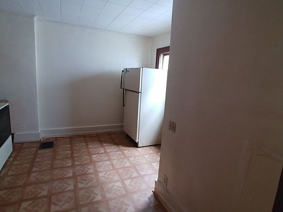 3rd image of 165 Weyl St #43982962C
