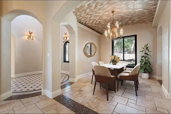 6 bed, 6.0 bath, 5734 sqft, $11,500 — Photo 4