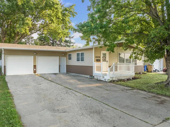 2008 2nd Ave SW, Minot, ND 58701