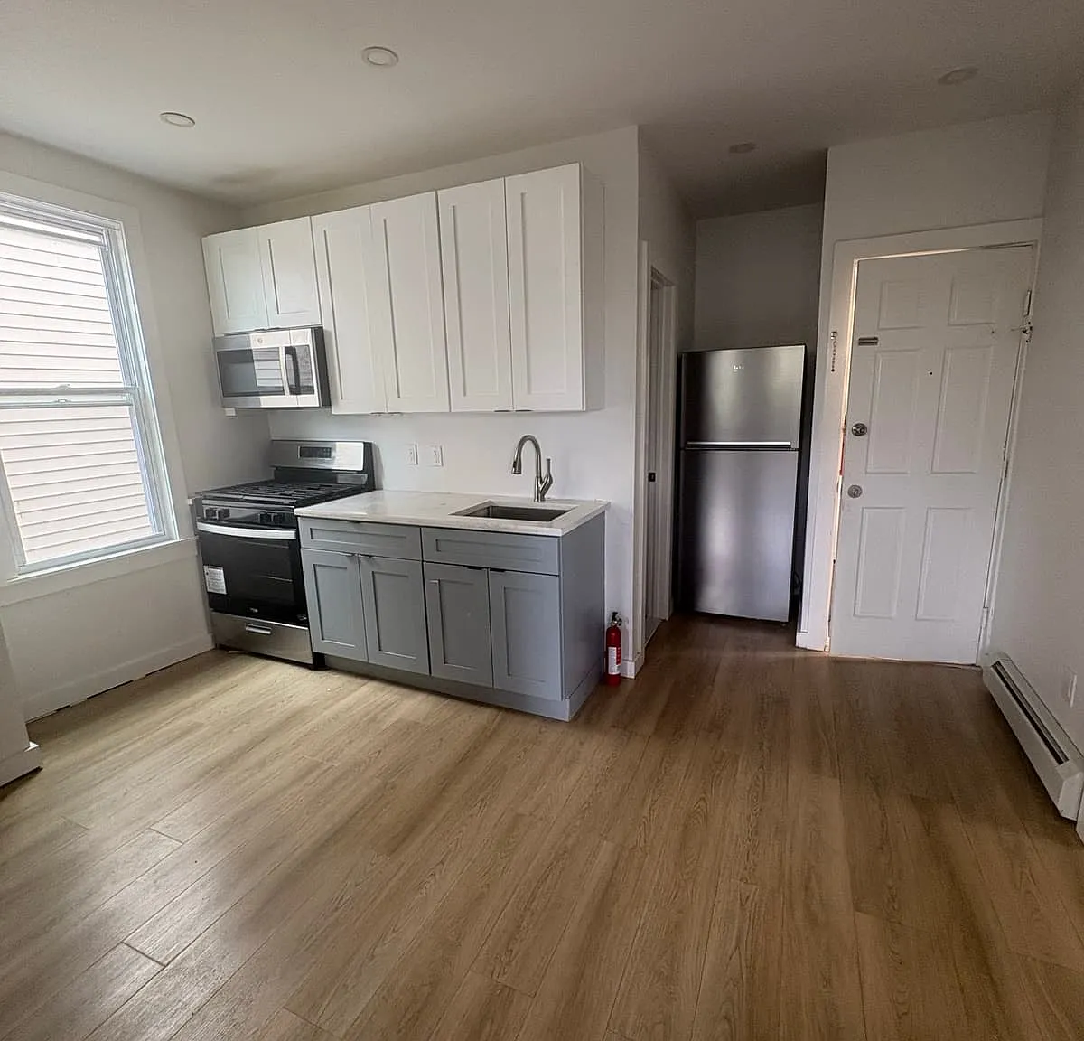 3 bed, 1000 sqft, $2,450 — Photo 1