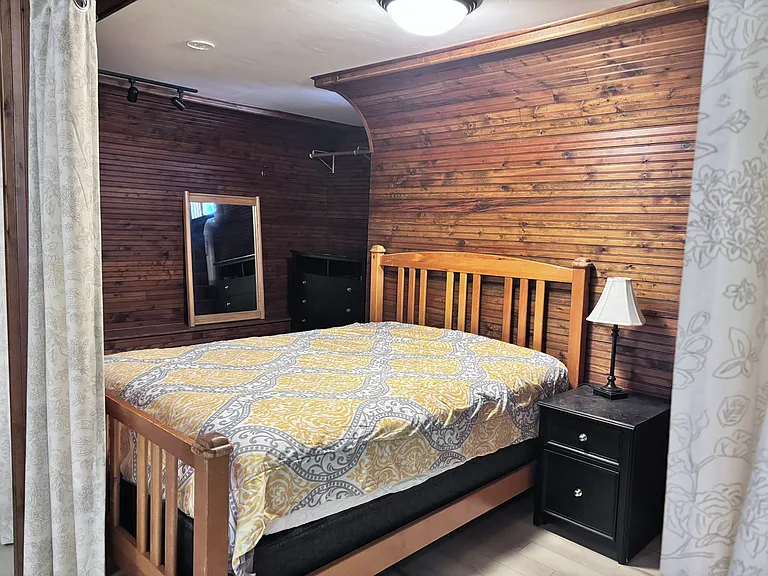 Bedroom equipped with a queen size bed