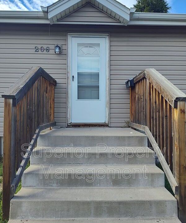 1st image of 206 E 5th St APT 1