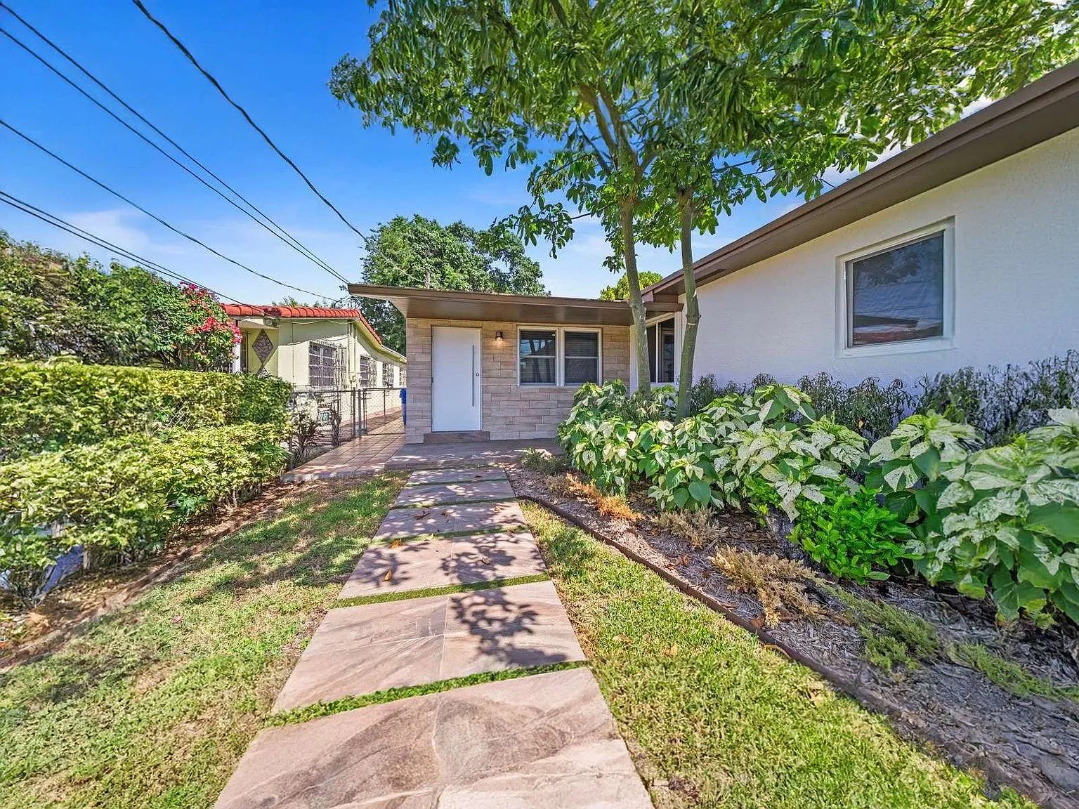 3 bed, 2.0 bath, 1800 sqft, $3,850 — Photo 4