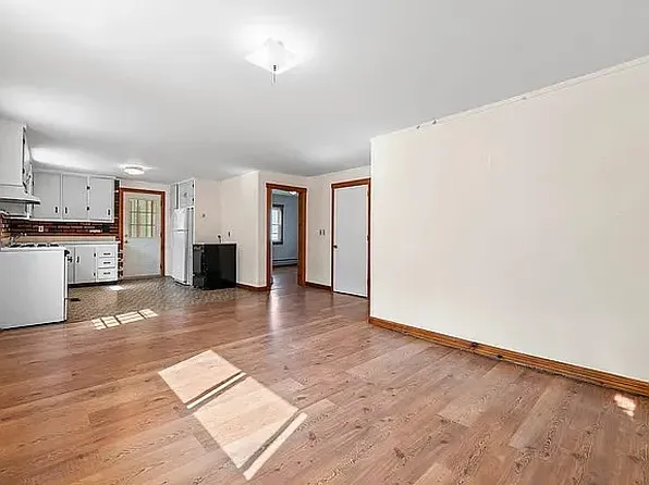 17 Windy Meadows Dr, Manchester, ME 04351