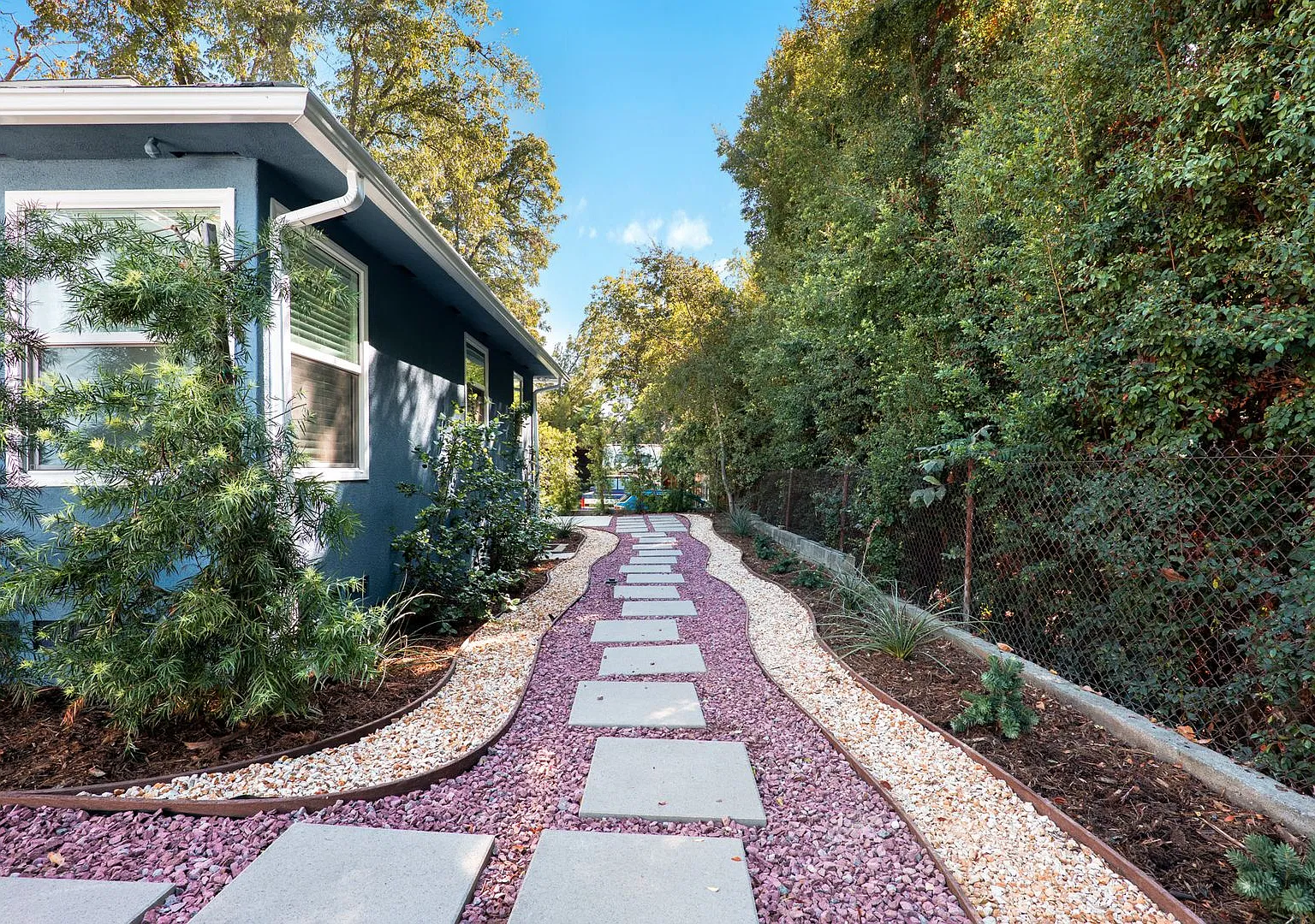 Adorable 1 Bed / 1 Bath Back House in Sierra Madre with Private Garage & In Unit Laundry — Photo 4