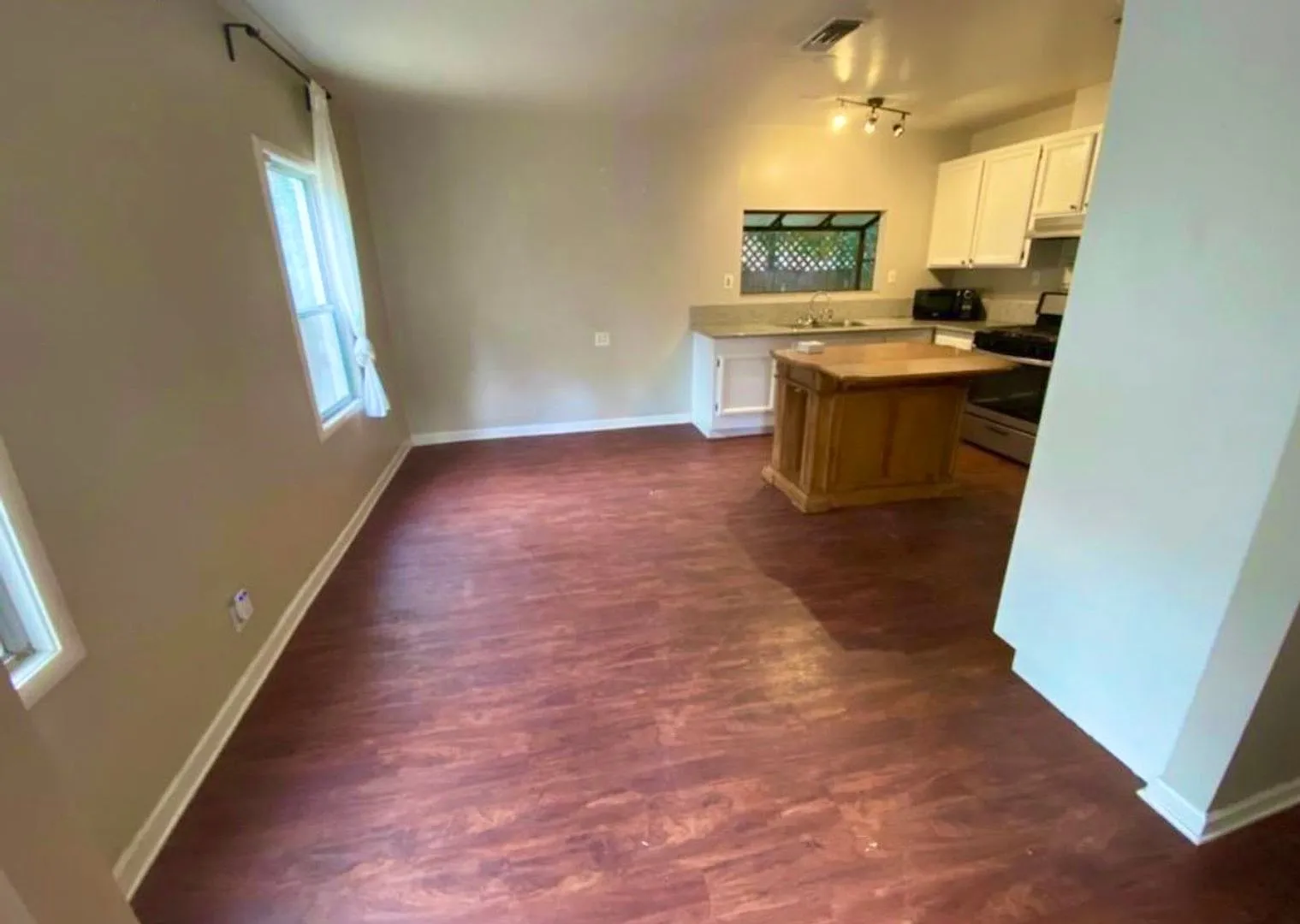Charming East Sacramento Bungalow Near McKinley Park — Photo 4