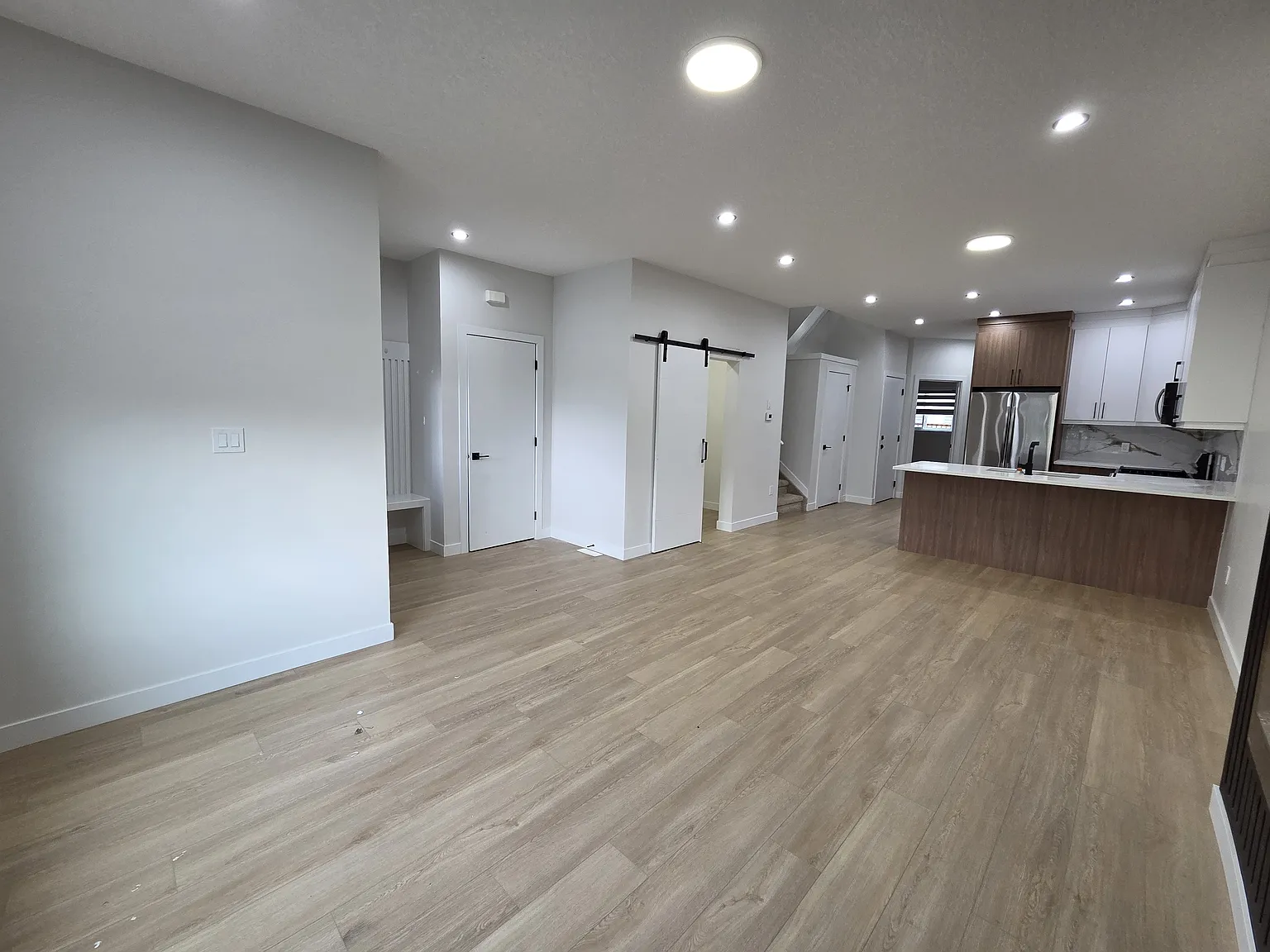 Modern 3-Bedroom Main Home With Double Garage, Deck — Photo 4