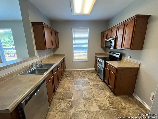 3 bed, 2.0 bath, 1837 sqft, $1,800 — Photo 4