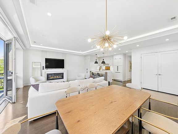 3rd image of 1334 W Walton St #2W