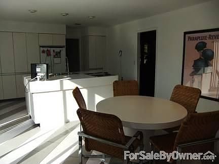 KITCHEN 2
						:
						LARGE FREE STANDING ISLAND