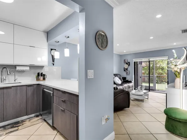 8425 NW 8th St APT 109, Miami, FL 33126