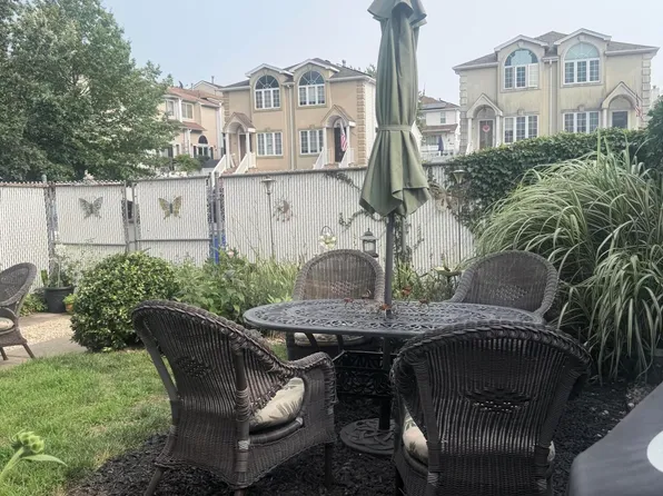 15 Phyllis Ct, Staten Island, NY 10309