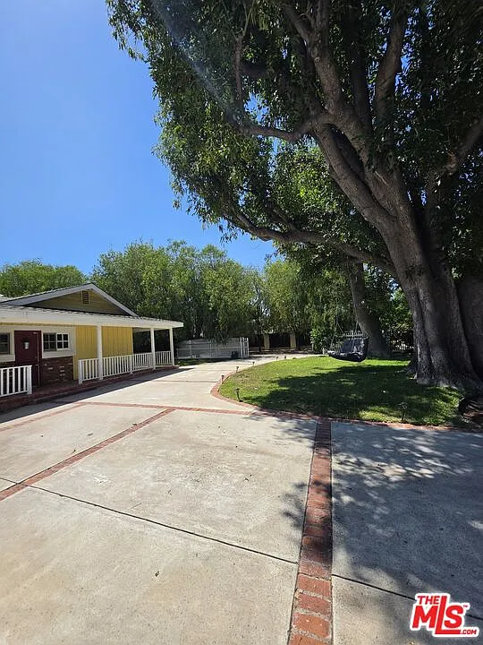 3 bed, 2.0 bath, 2012 sqft, $6,900 — Photo 3