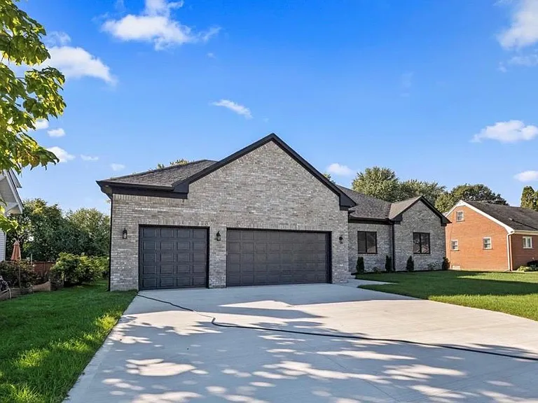 5636 Paris Dr — Photo 2