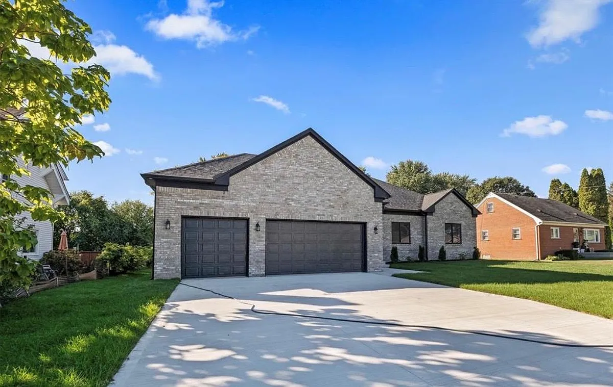 Building Photo - 5636 Paris Dr