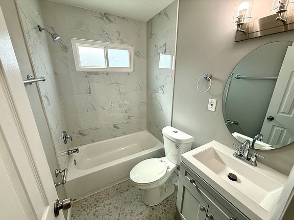 4th image of 3569-3571 Davenport St #9