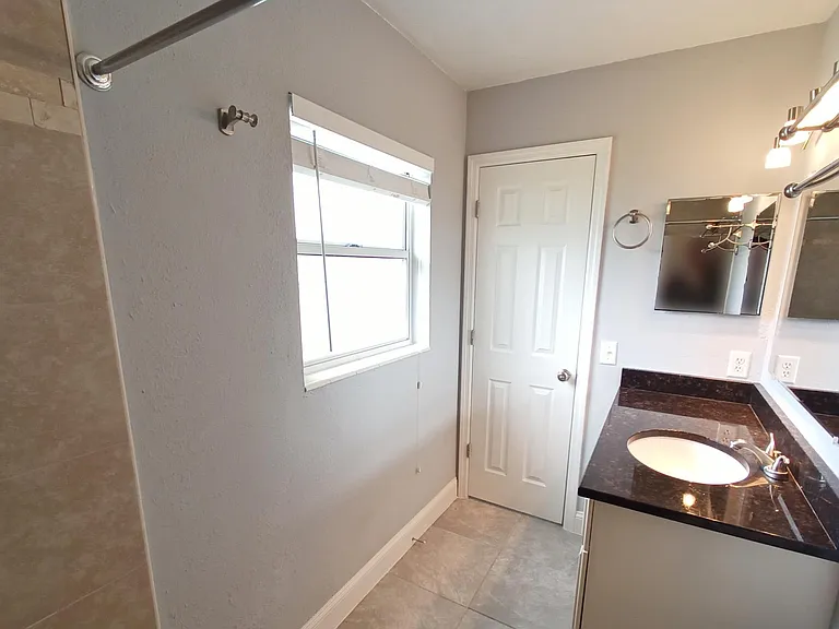 Ensuite bathroom (view 2)