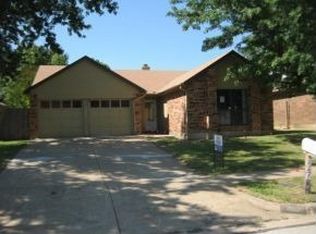 330 Valley Spring Dr, Arlington, TX 76018